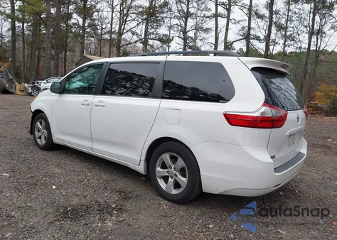 2015 Toyota Sienna Le 8 Passenger z USA, uszkodzony, nr VIN 5TDKK3DC1FS669568